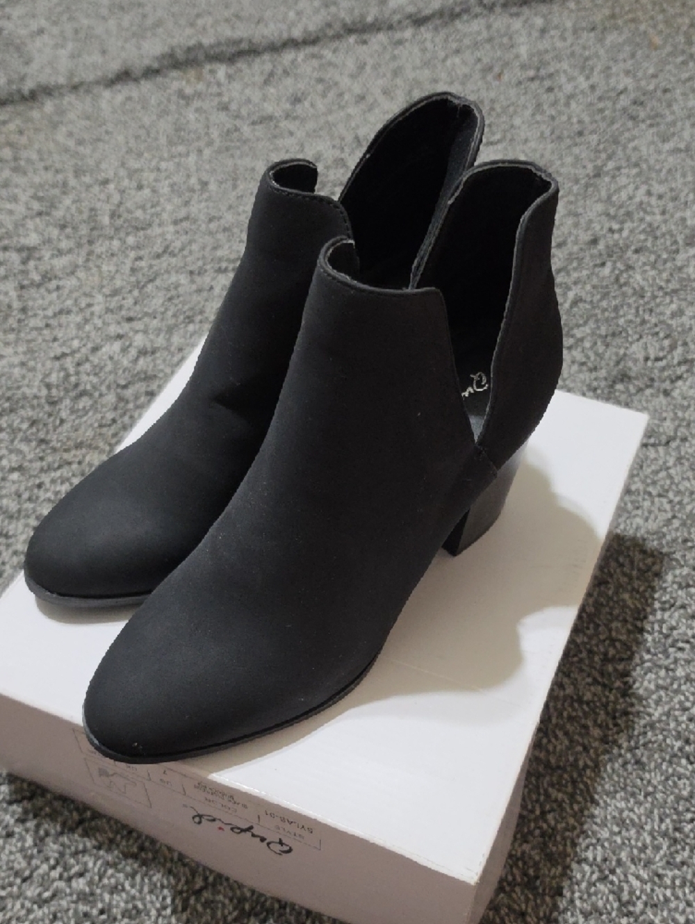 NWT Qupid Black V-Cut Ankle Booties with Block Heel - Picture 4 of 5